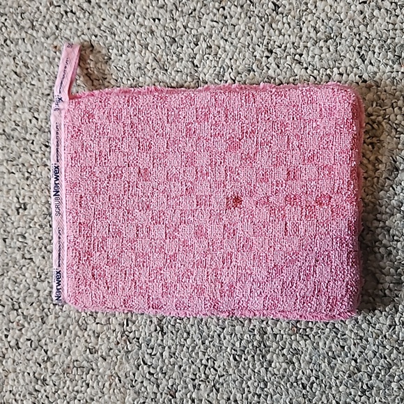 Norwex Pink Bathroom Scrub Mitt - Picture 5 of 10